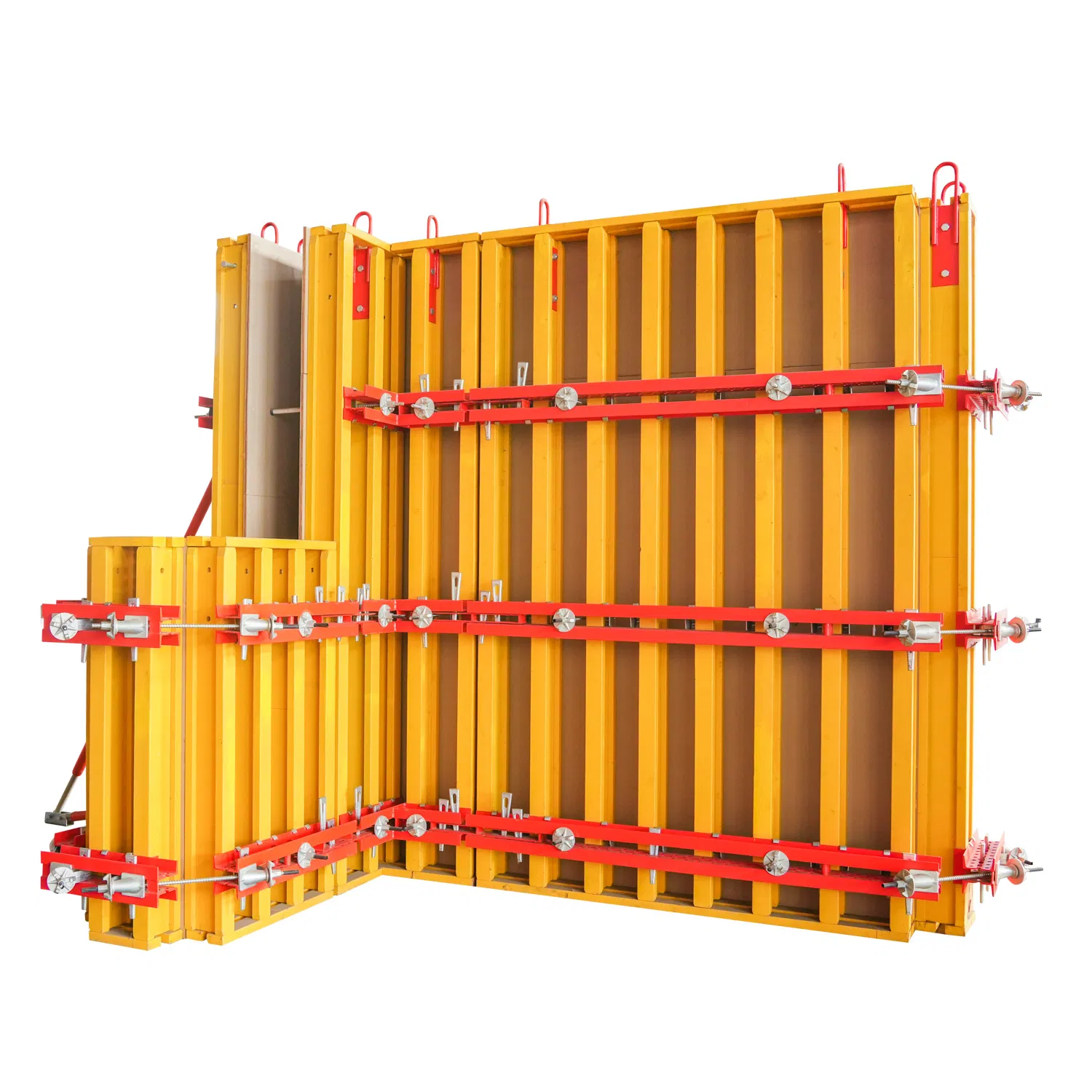 Gradbena ekipa razpravlja o lesenem opažu