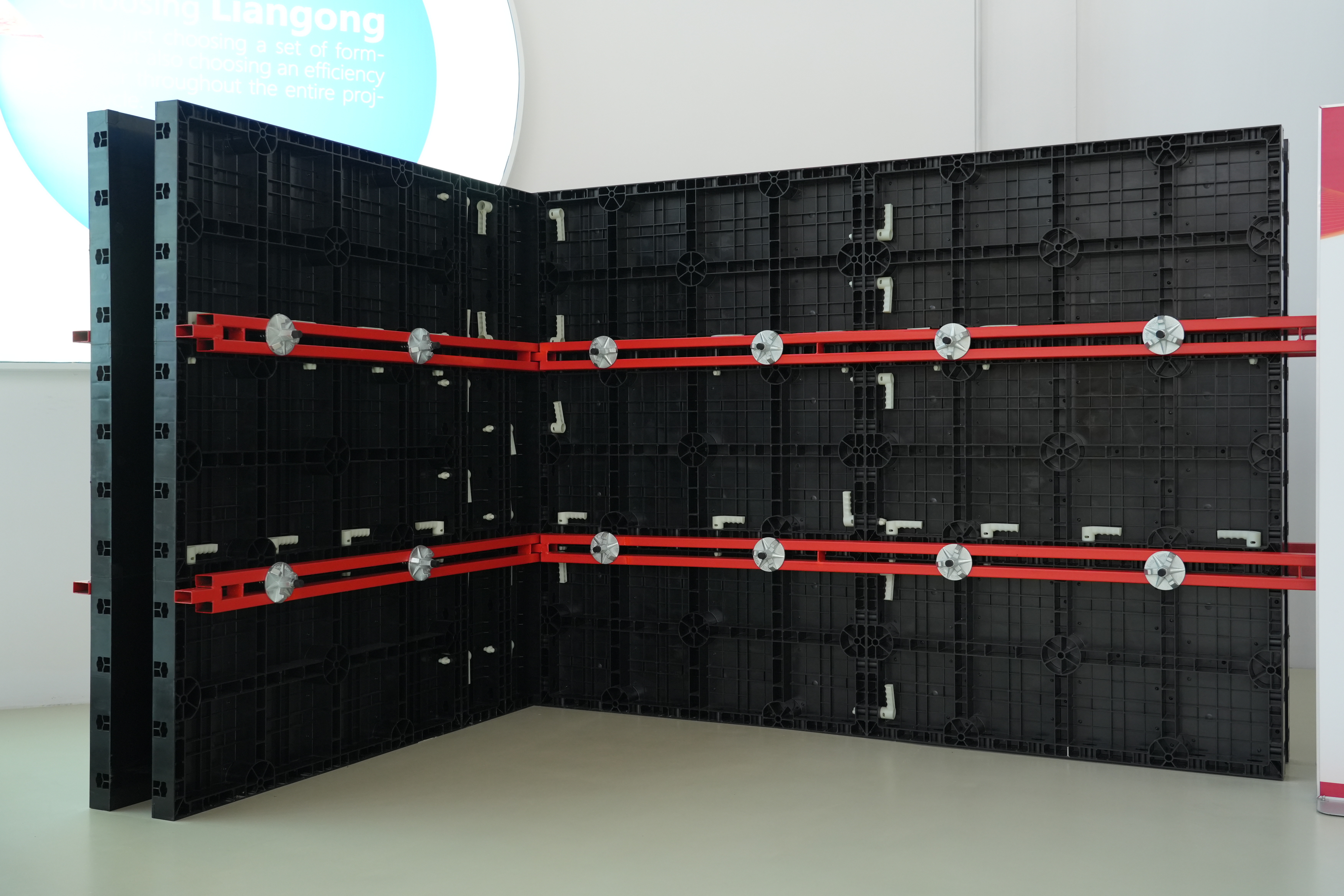 T&iacute;m inžinierov diskutuje o riešeniach plastov&eacute;ho debnenia